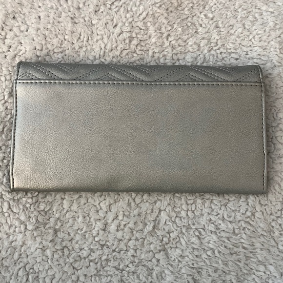 Guess Silver / Grey Leather Chevron Clutch - Picture 14 of 17
